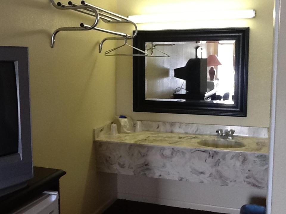 Relax Inn - Lakeland - image 4