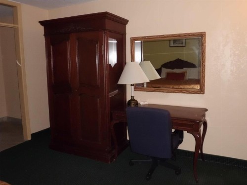 America's Best Inn & Suites-Lakeland - image 4