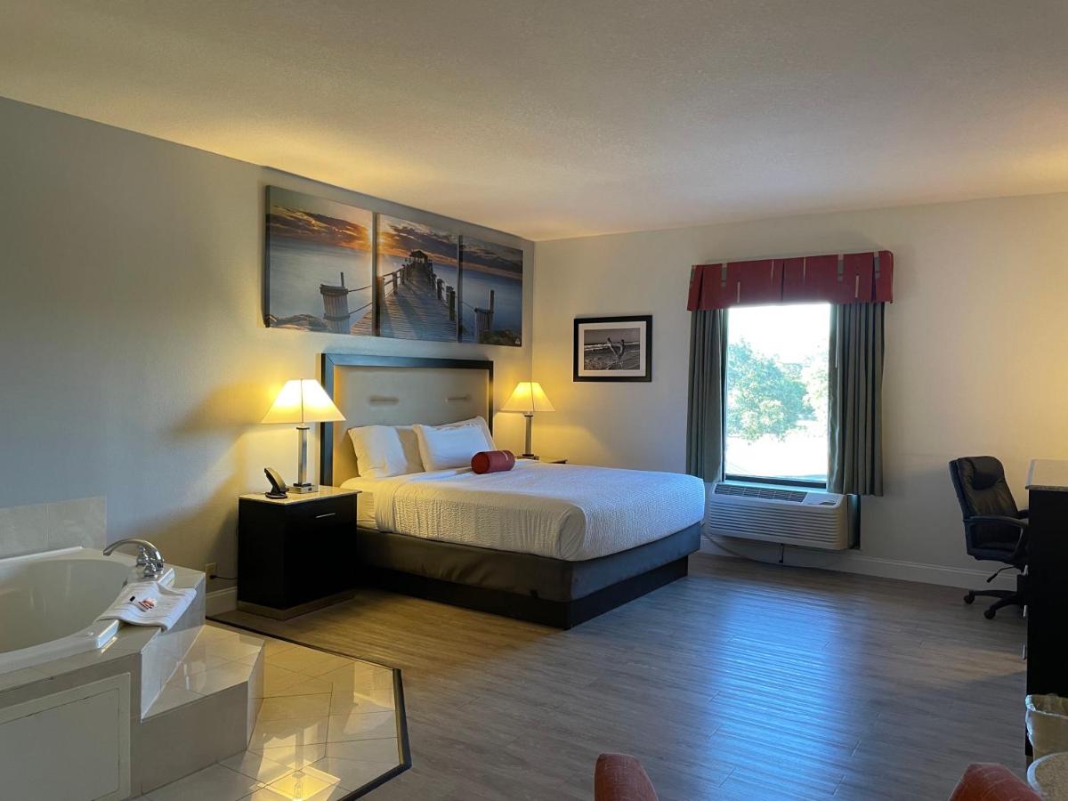 Days Inn & Suites by Wyndham Lakeland - image 2