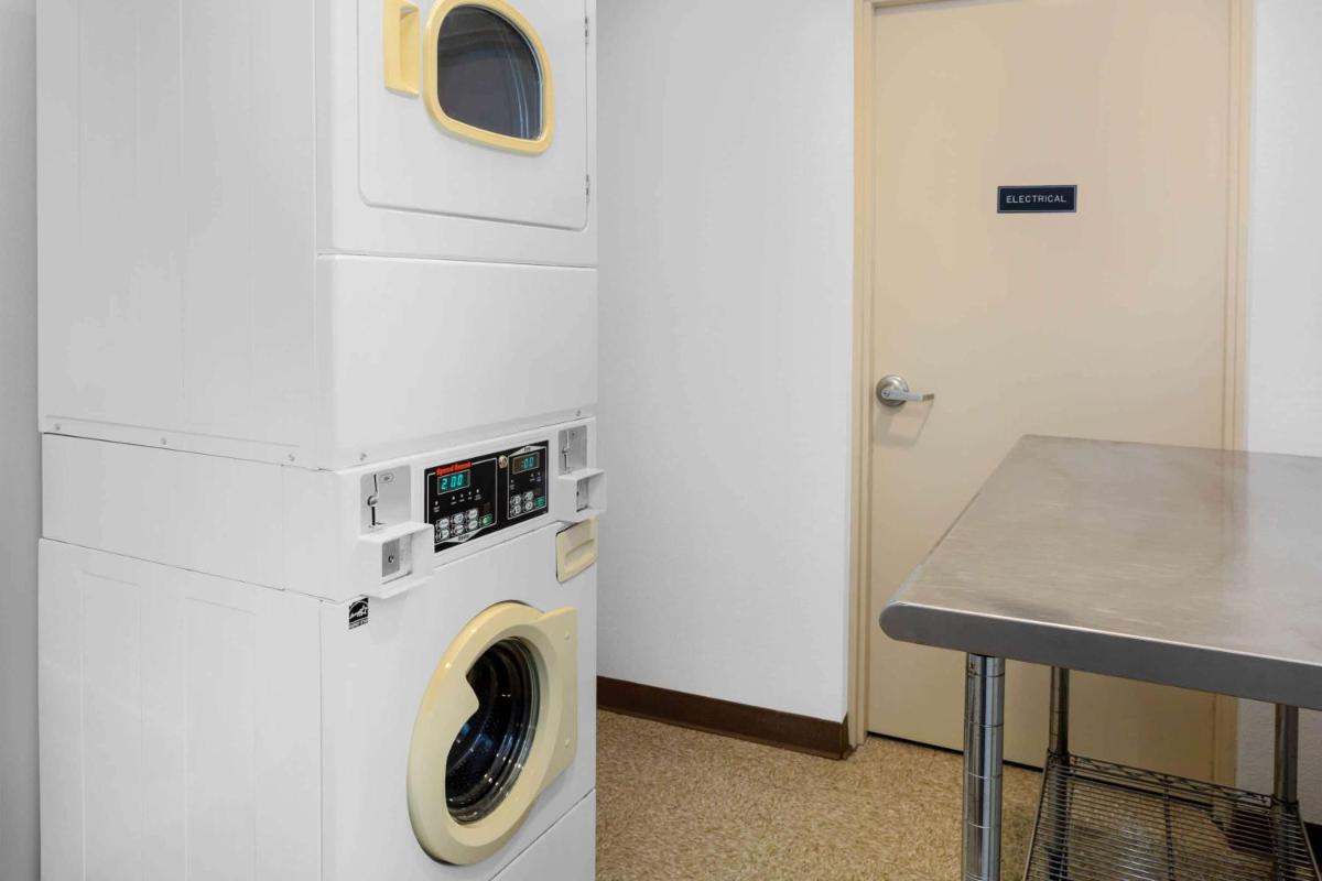 Days Inn & Suites by Wyndham Lakeland - image 3
