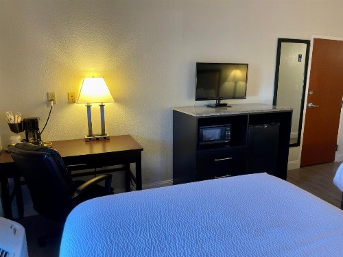 Days Inn & Suites by Wyndham Lakeland - image 41