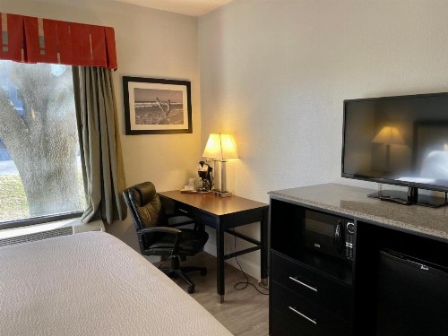 Days Inn & Suites by Wyndham Lakeland - image 9
