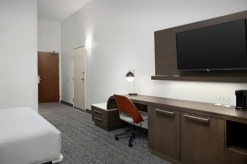 Courtyard by Marriott Lakeland - image 25