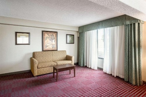 Quality Inn Lakeland North - image 4