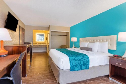 Howard Johnson by Wyndham Lakeland - image 36
