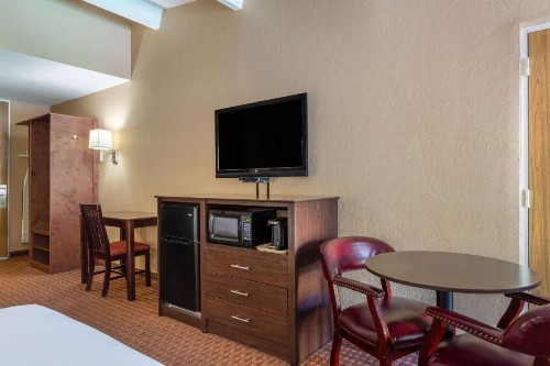 Travelodge by Wyndham Lakeland - image 3