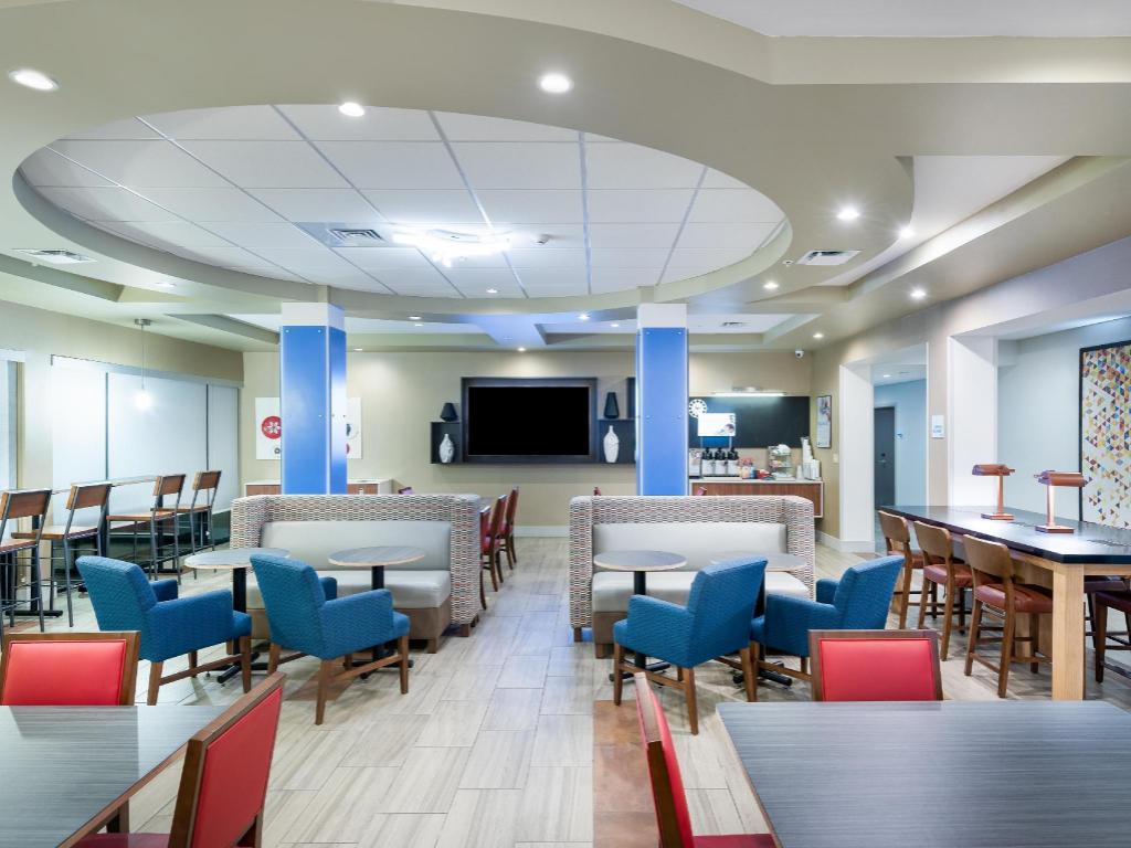 Holiday Inn Express & Suites Lakeland South an IHG Hotel - image 3