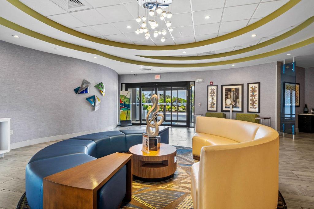 Holiday Inn Express & Suites Lakeland South an IHG Hotel - image 4