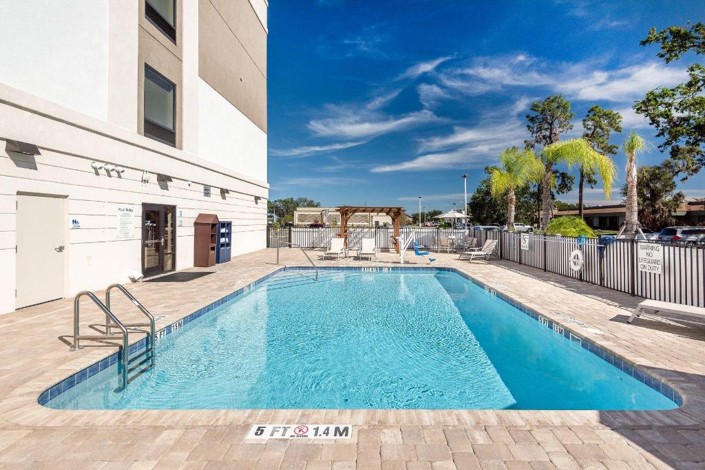 Holiday Inn Express & Suites Lakeland South an IHG Hotel - image 5