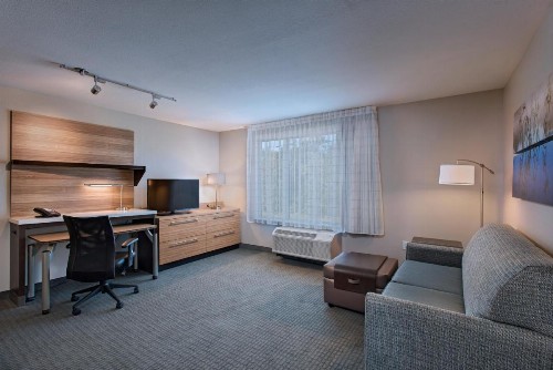 TownePlace Suites by Marriott Lakeland - image 17