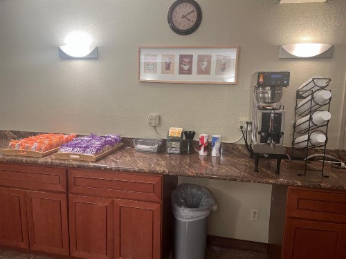 Western Inn Lakewood - image 36