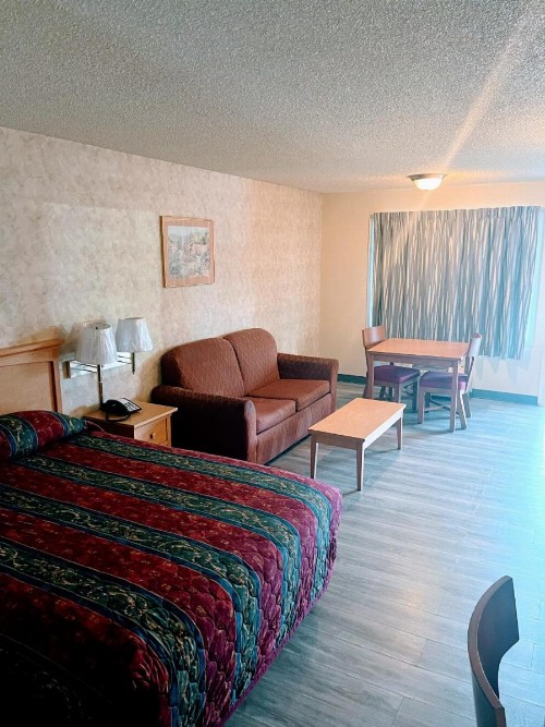Western Inn Lakewood - image 37
