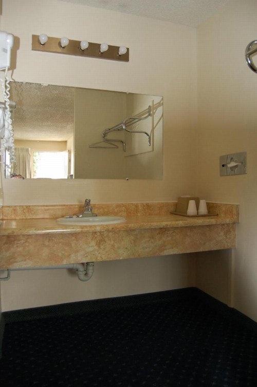 Western Inn Lakewood - image 5
