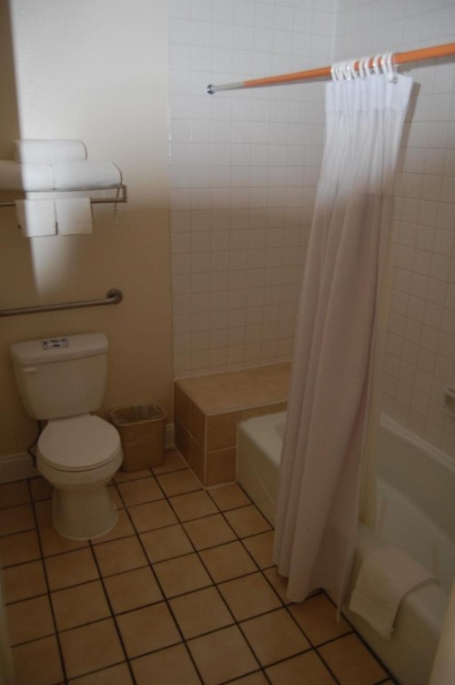 Western Inn Lakewood - image 6