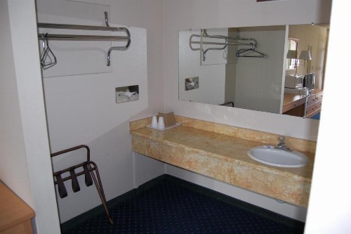 Western Inn Lakewood - image 9