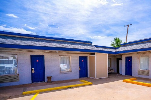 Westerner Motel - image 6