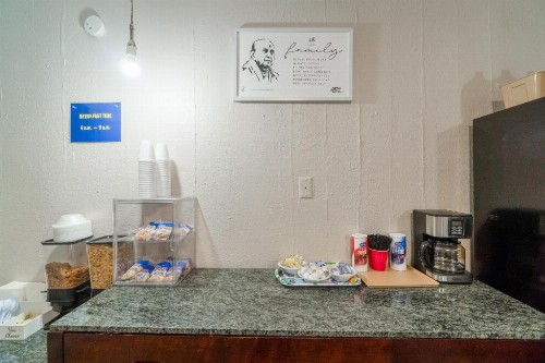 Westerner Motel - image 9