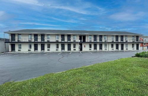 America's Best Value Inn Lancaster - image 3