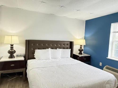 Econo Lodge Amish Country - image 17
