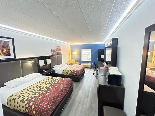 Econo Lodge Amish Country - image 3