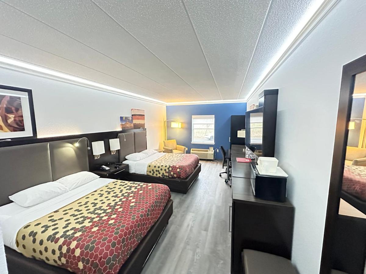 Econo Lodge Amish Country - image 3