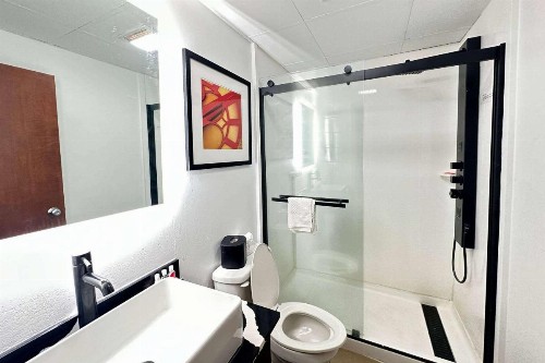 Econo Lodge Amish Country - image 9