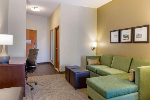 Comfort Suites Amish Country - image 13