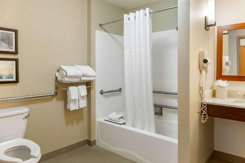 Comfort Suites Amish Country - image 5