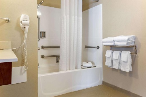 Comfort Suites Amish Country - image 6