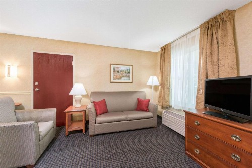 Hawthorn Suites by Wyndham Lancaster - image 12