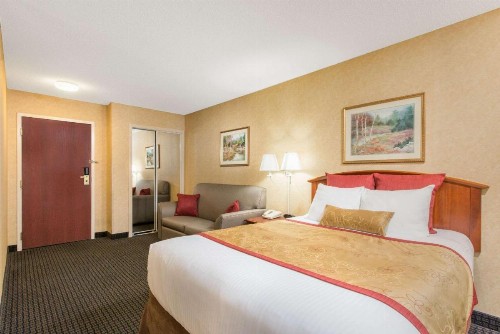 Hawthorn Suites by Wyndham Lancaster - image 20