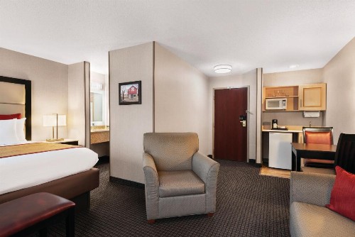 Hawthorn Suites by Wyndham Lancaster - image 27
