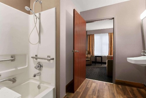 Hawthorn Suites by Wyndham Lancaster - image 6