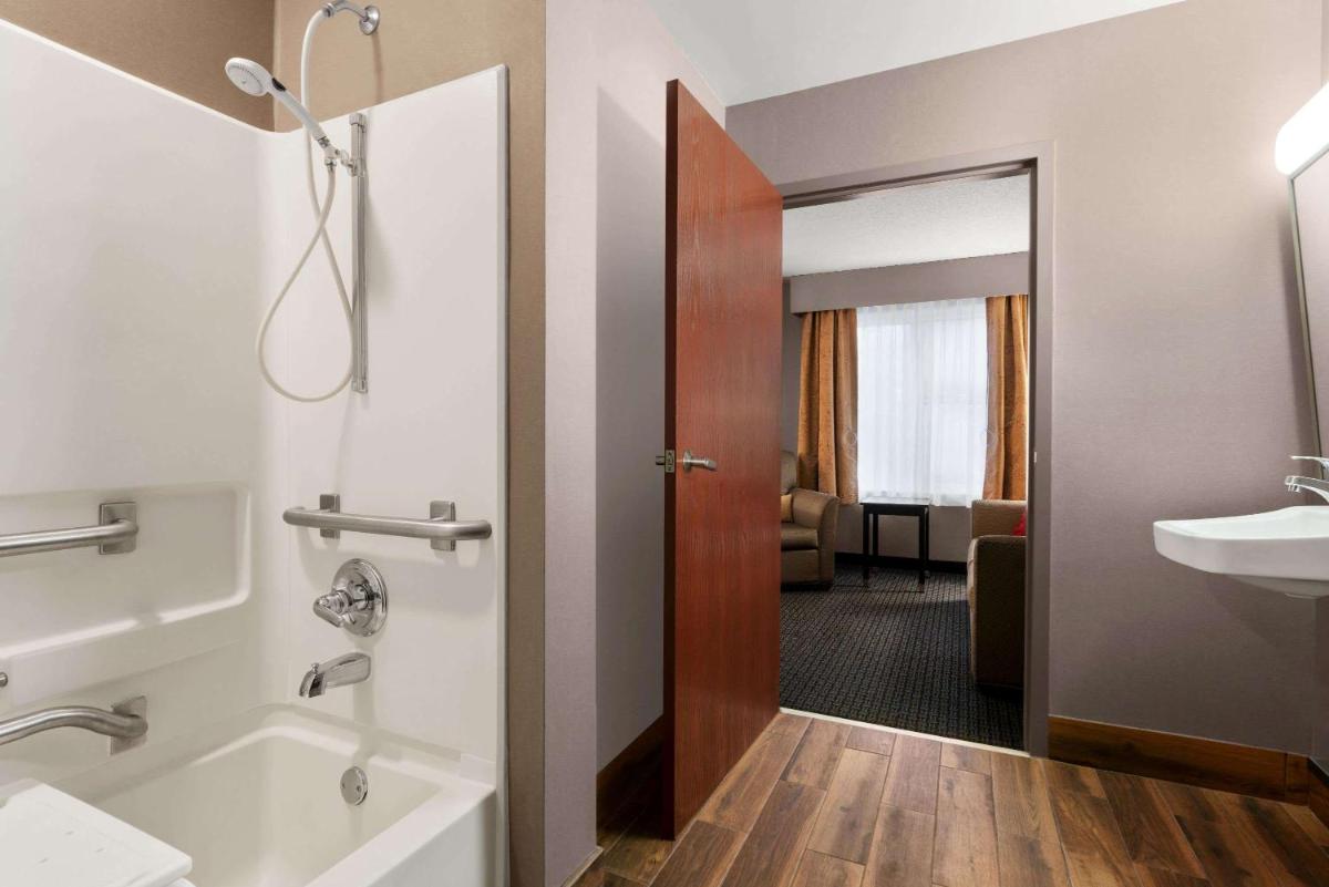 Hawthorn Suites by Wyndham Lancaster - image 6