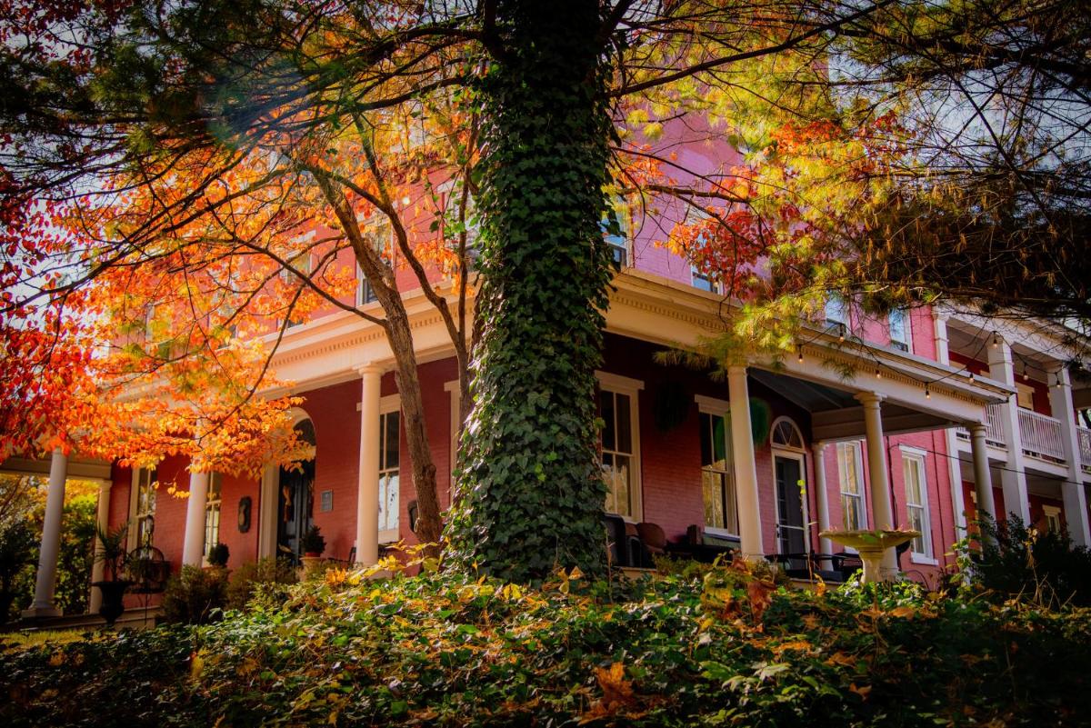 The Hollinger House - main image