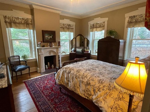 The Hollinger House - image 11