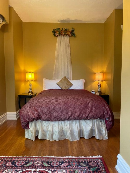 The Hollinger House - image 7