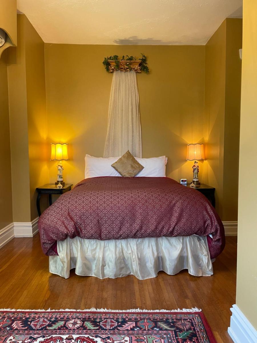 The Hollinger House - image 7