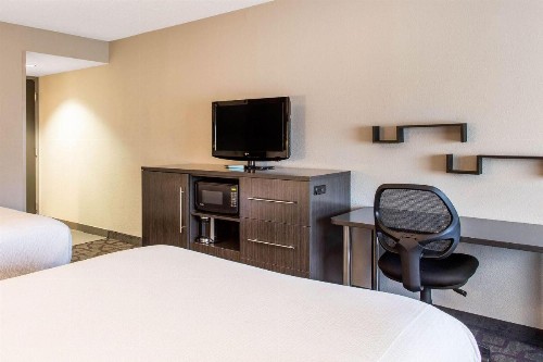 Comfort Inn - image 5