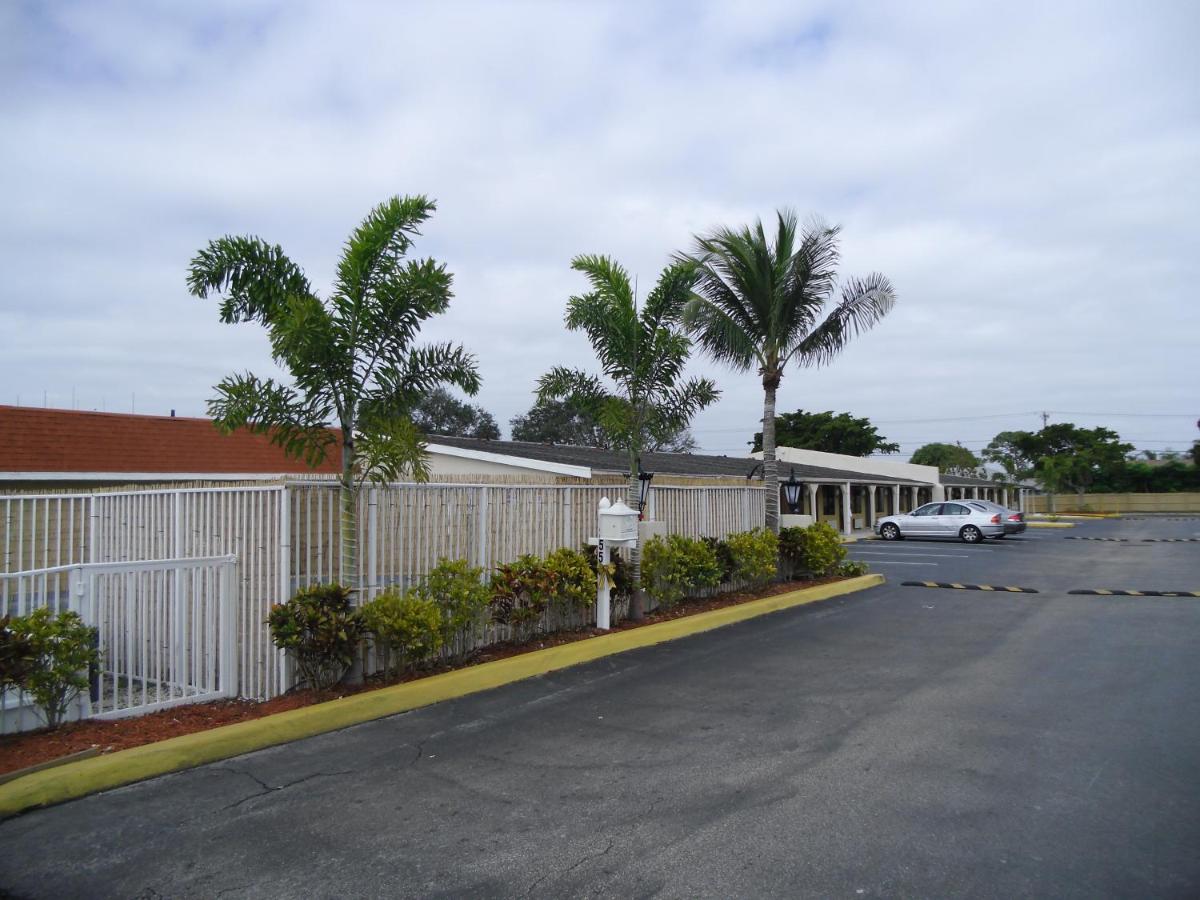 Super 8 by Wyndham Lantana West Palm Beach - image 4