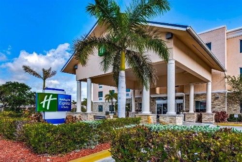 Holiday Inn Express & Suites Lantana - image 1