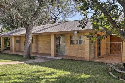 Laredo Guest Home with Yard-4 Mi to Lake Casa Blanca