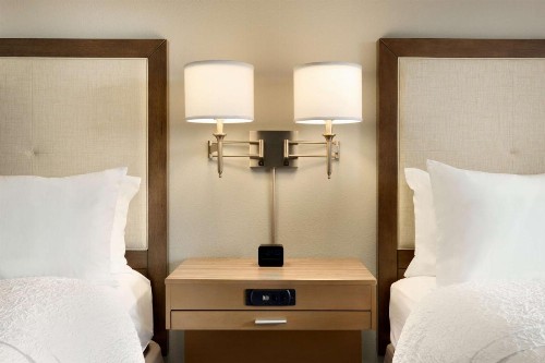 Hampton Inn & Suites Largo - image 16