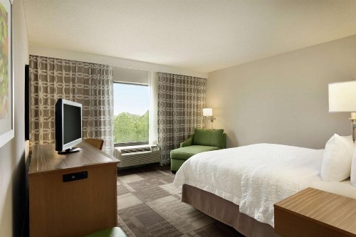 Hampton Inn & Suites Largo - image 17
