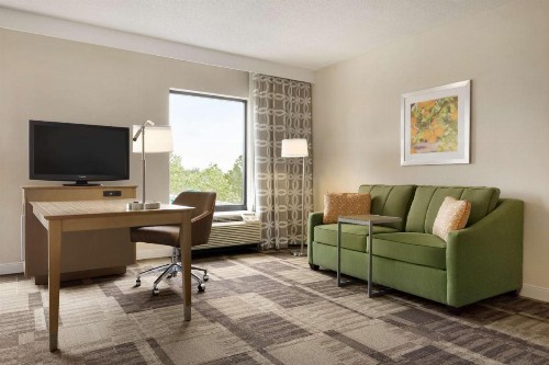 Hampton Inn & Suites Largo - image 24