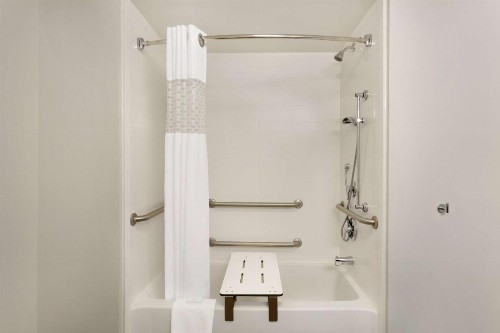 Hampton Inn & Suites Largo - image 6