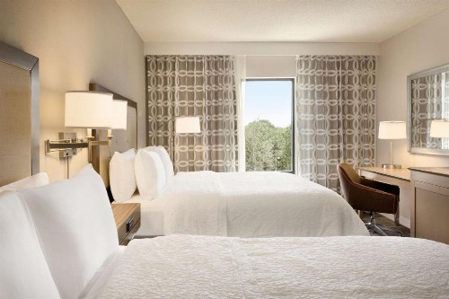 Hampton Inn & Suites Largo - image 8