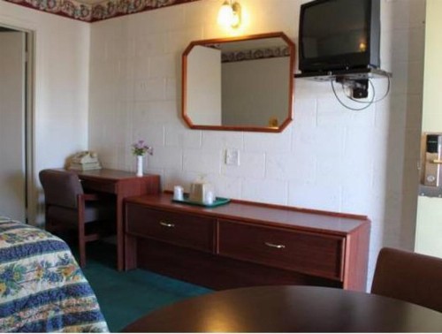 Century 21 Motel - image 2