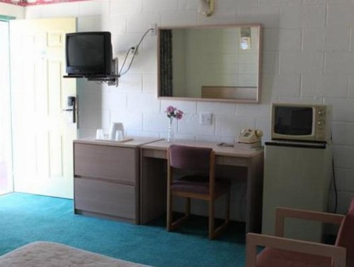 Century 21 Motel - image 4