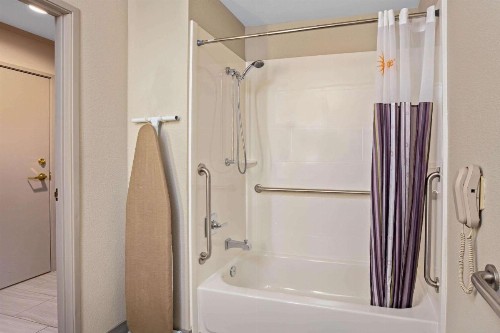 La Quinta Inn & Suites by Wyndham Las Vegas Nellis - image 10